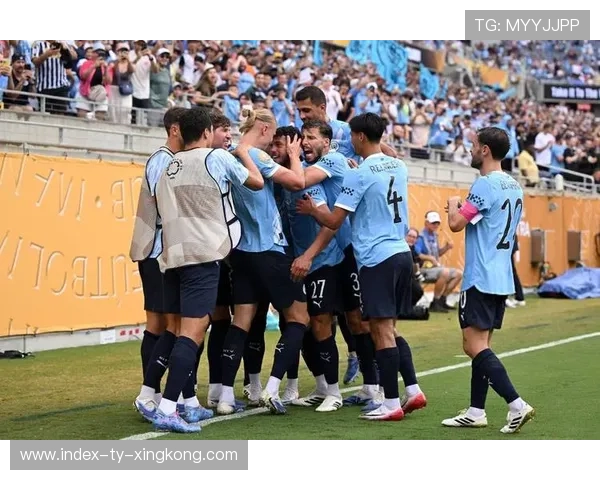 足球中场的直塞球点亮整场比赛 足球中场的直塞球点亮整场比赛