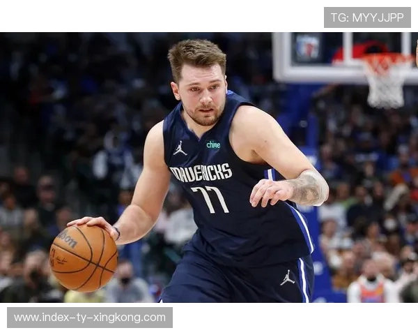 东契奇示范级突破上篮,独行侠保持领先 东契奇示范级突破上篮,独行侠保持领先