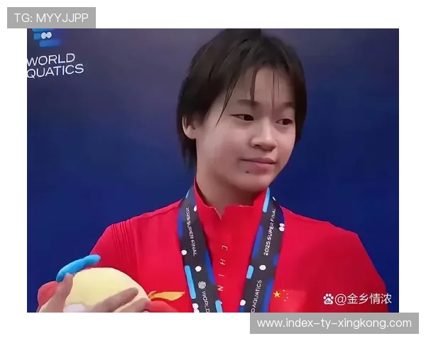 全红婵笑看镜头状态不错，全红婵全