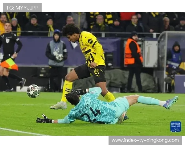 多特阿德耶米单刀一挑门将入网瞬间定格