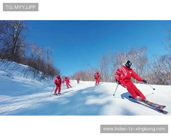 亚布力滑雪场今冬实现“三山贯通联滑”——开启探索雪域新篇章 亚布力滑雪场今冬实现“三山贯通联滑”——开启探索雪域新篇章